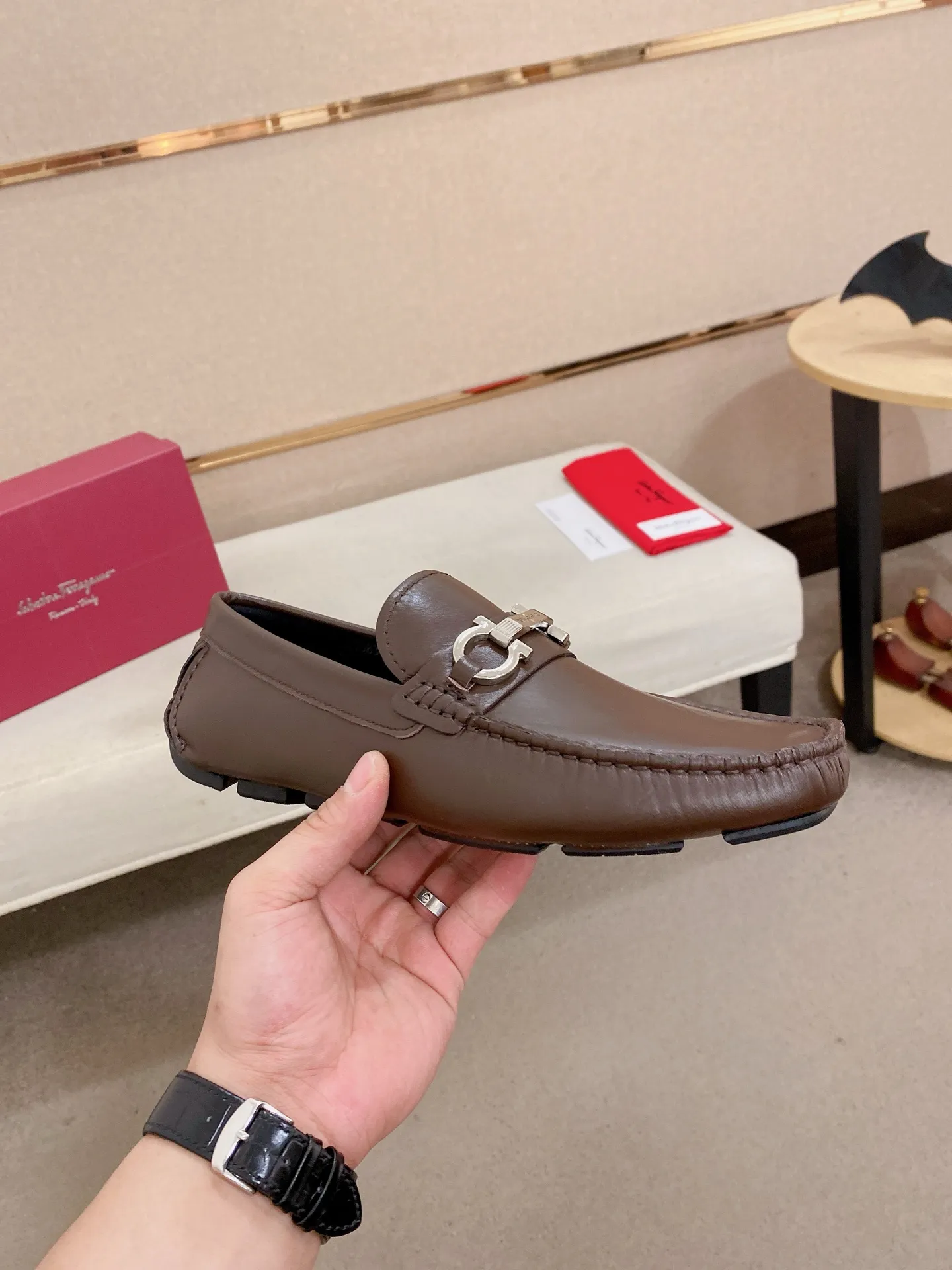 Men's shoes💰: 540💰High-end quality! Ferragamo🆕🆕Exclusive hot-selling products in stock🔥🔥New products on the shelves, high-quality Ferragamo men's pea shoes, high-end casual driving shoes, with complete packaging! 💪 💪 Material: imported first-layer pebbled cowhide 🐂 + imported high-quality water-dyed cowhide lining + wear-resistant outsole 👍🏻👍🏻 Features: high-end and comfortable, purely handmade 🚀 🚀 Create the perfect shoe that suits you best 🔥 🔥 Size: (38-44) 45 standard size can be customized!